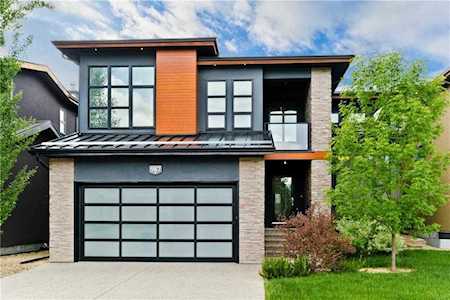 987 73 Street SW Calgary, AB T3H 0X4