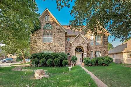 820 Tradonna Lane Hurst, TX 76054