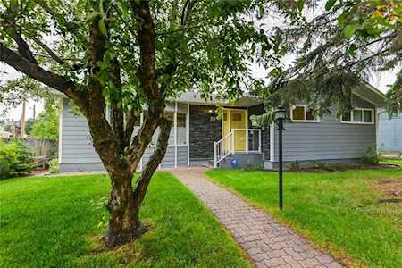 28 Meadowview Road SW Calgary, AB T2V 1V8