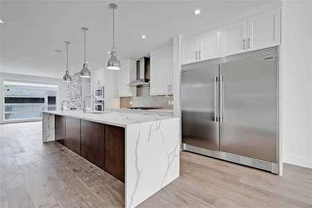 2028 31 Street SW Calgary, AB T3E 2N2