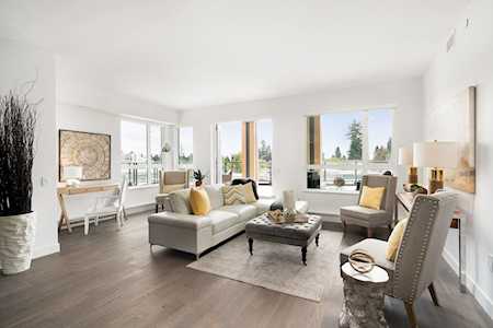 3230 Connaught Crescent #210 North Vancouver, BC V7K 1Y4
