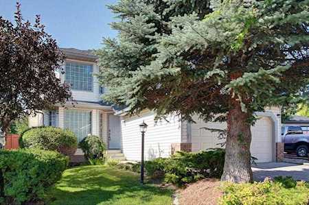30 Shawbrooke Rise SW Calgary, AB T2Y 3A3