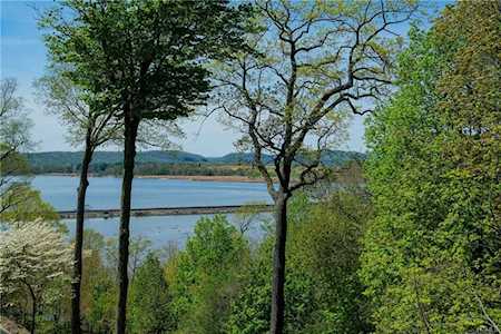 105 Mystic Dr Ossining, NY 10562