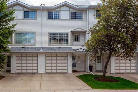 105 Kingsland Court SW Calgary, AB T2V 0S2