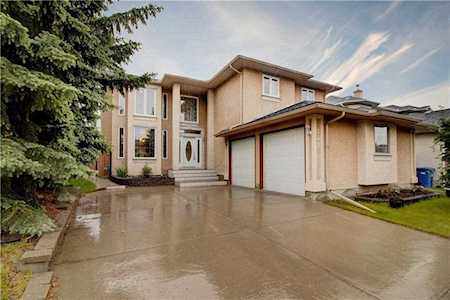 147 Schiller Crescent NW Calgary, AB T3L 1W9