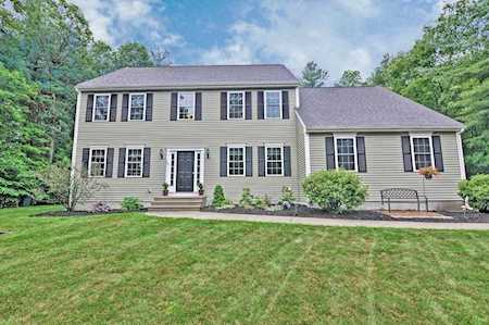 365 Lincoln Circle Northbridge, MA 01534