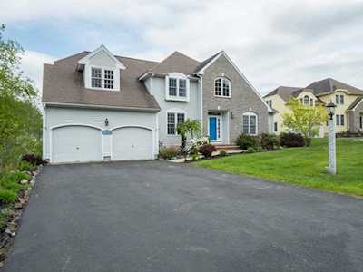 42 Huckleberry Ln North Andover, MA 01845