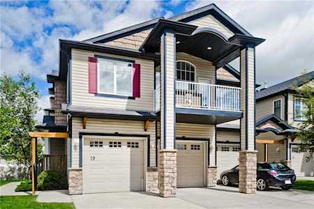 19 Royal Birch Mount NW Calgary, AB T3G 5W7