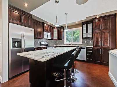 24 Berwick Rise NW Calgary, AB T3K 1C8