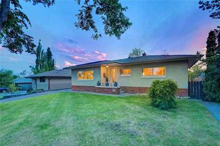 71 Connaught Drive NW Calgary, AB T2K 1V9