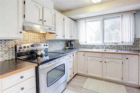 211 Queen Charlotte Place SE Calgary, AB T2J 4H8