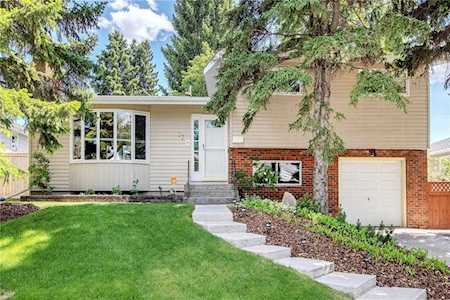 37 Carnarvon Way NW Calgary, AB T2K 1W5