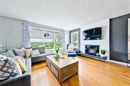 252 Deercliff Road SE Calgary, AB T2J 5K3