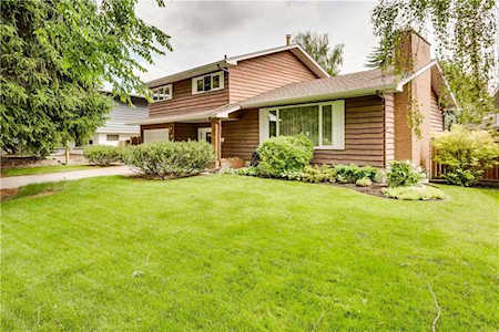 28 Colleen Crescent SW Calgary, AB T2V 2R3