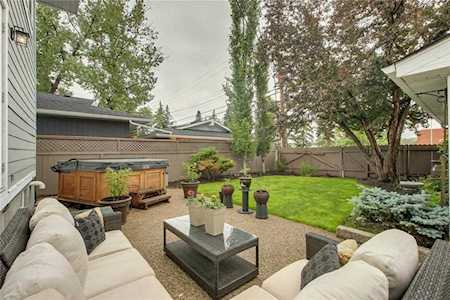 10023 Maplecreek Drive SE Calgary, AB T2J 1T7