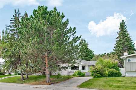 9911 Maplecreek Drive SE Calgary, AB T2J 1T4