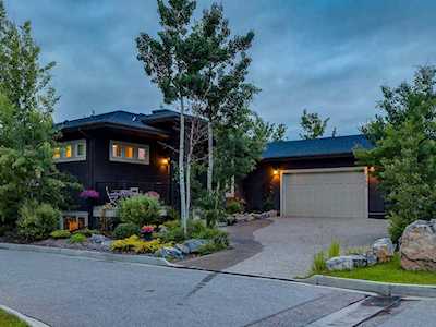 152 Posthill Drive SW Calgary, AB T3H 0J1
