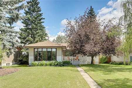 76 Gloucester Crescent SW Calgary, AB T3E 1E8