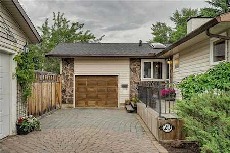20 Manor Road SW Calgary, AB T2V 1Z9