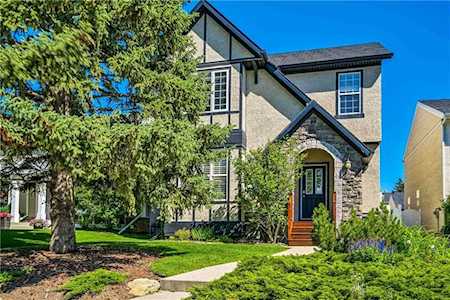 14 Ypres Green SW Calgary, AB T2T 6L3