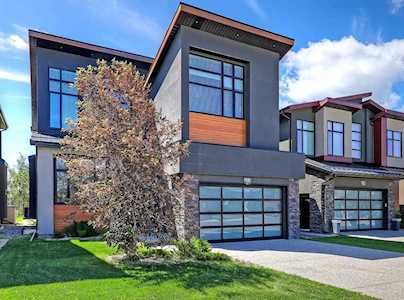 13 West Point Close SW Calgary, AB T3H 0X4