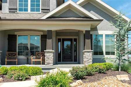 9708 Shady Bend Circle Lenexa, KS 66227