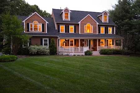 17 Deerfield Dr Medfield, MA 02052