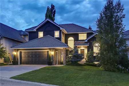 160 Signature Close SW Calgary, AB T3H 2W5