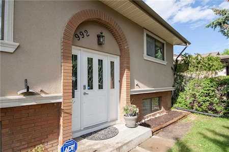 992 Woodview Crescent SW Calgary, AB T2W 2V1