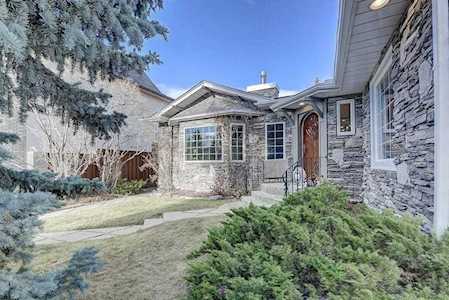 1114 Premier Way SW Calgary, AB T2T 1L6