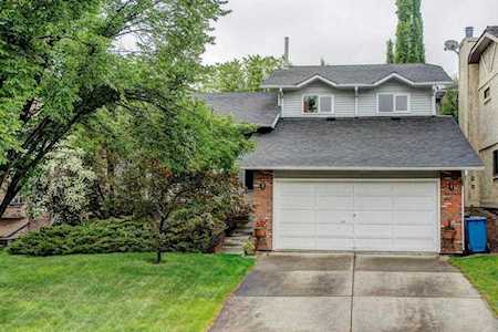 147 Stratton Crescent SW Calgary, AB T3H 1T7