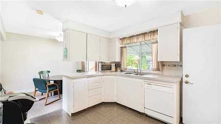 3807 Charleswood Drive NW Calgary, AB T2L 2C7