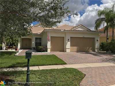 8993 New Hope Ct Royal Palm Beach, FL 33411