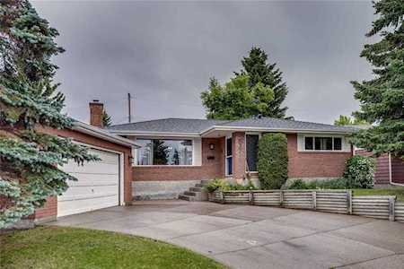 5419 Ladbrooke Drive SW Calgary, AB T3E 5X9