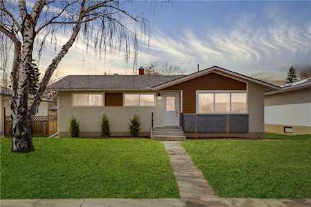 7415 Fleetwood Drive SE Calgary, AB T2H 0X2