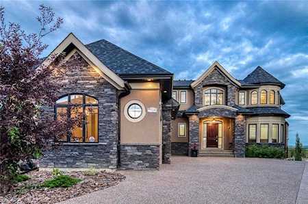 18 Elveden Mews SW Calgary, AB T3H 0L1
