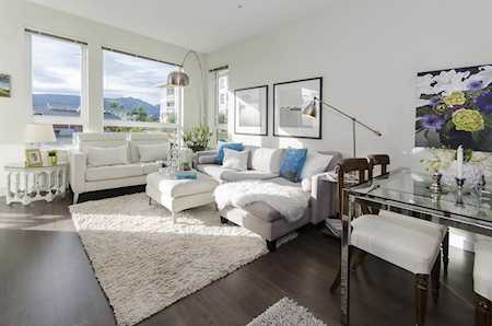 717 Chesterfield Avenue #202 North Vancouver, BC V7M 3L8