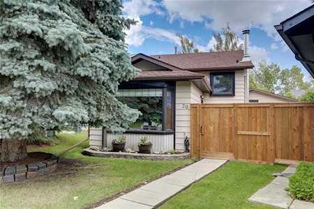 20 Erin Croft Place SE Calgary, AB T2B 2T9