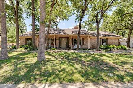 207 W Ash Lane Euless, TX 76039