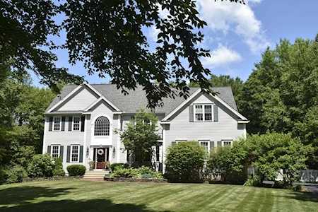 5 Nelson Ct Mendon, MA 01756