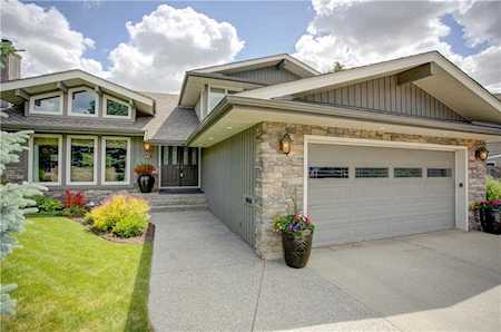 421 Lake Simcoe Crescent SE Calgary, AB T2J 5L3