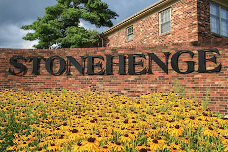 216 Stonehenge Dr #103 Louisville, KY 40207