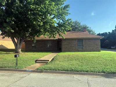 1225 Augusta Road Benbrook, TX 76126