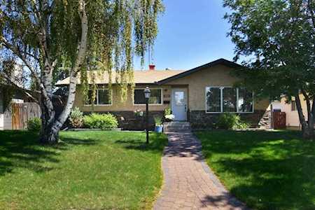 438 Astoria Crescent SE Calgary, AB T2J 0Y7