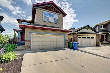 131 Valleyview Court SE Calgary, AB T2B 0K8
