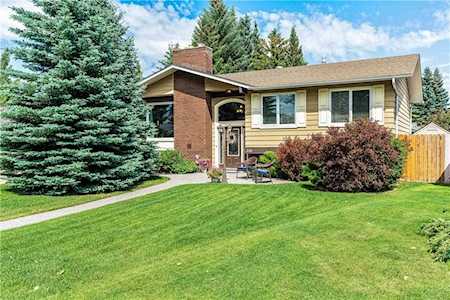 236 Parkside Green SE Calgary, AB T2J 4K1