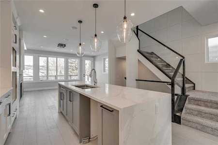 5203 23 Avenue NW Calgary, AB T3B 0Z9