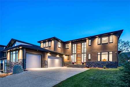 40 Elveden Bay SW Calgary, AB T3H 2A8