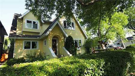 1302 5 Street NW Calgary, AB T2M 3B7