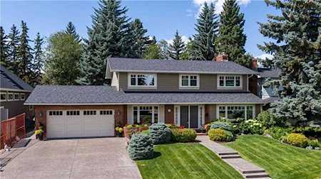 7015 Kenosee Place SW Calgary, AB T2V 2L6